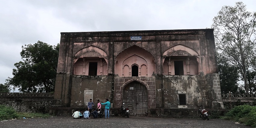 Image of a historical building in Bani Begum Garden, on a cloudy day.