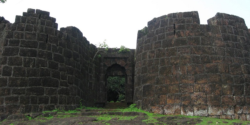 A photograph of an ancient Bankot Fort–one of the best attractions near Diveagar