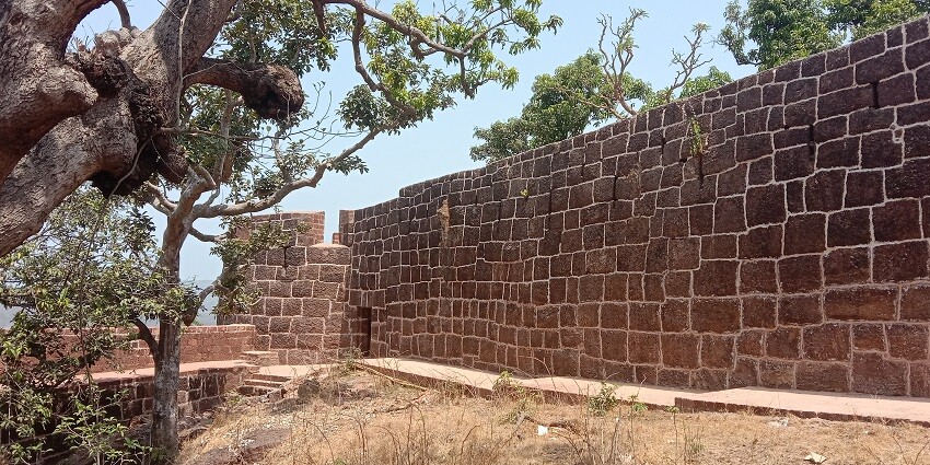 Bankot Fort is among the best tourist places in Shrivardhan with historic hilltop views.