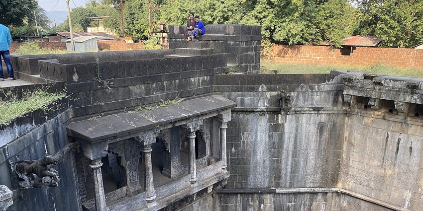 A picture of the Baramotichi stepwell, which is one of the best places to visit in Satara in Summer