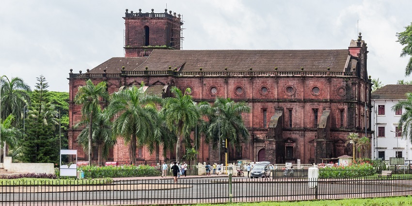 Image of the side elevation of the Basilica of Bom Jesus offers a detailed view of its architectural