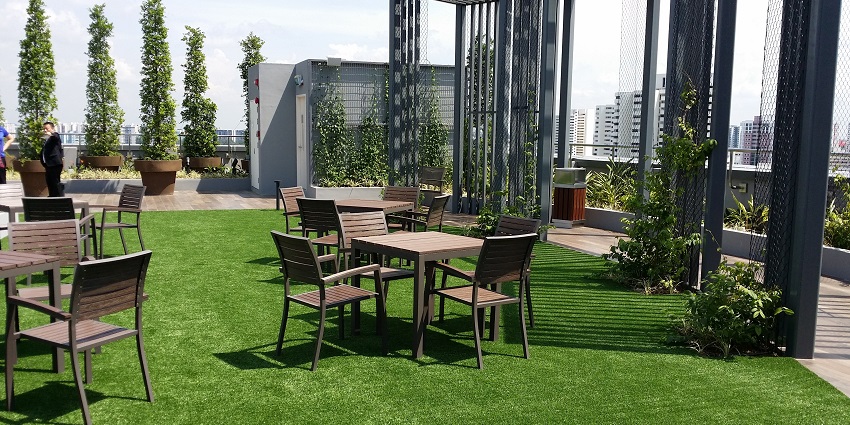 Bay 146 is a trendy beach-themed lounge with cocktails and live music performances.