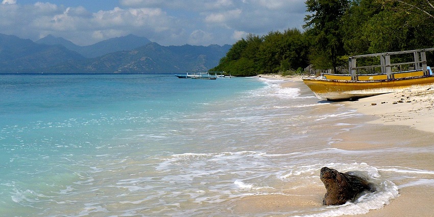 View of Gili Meno seashore during daytime with gentle waves