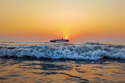 Explore the scenic Juhu Beach In Mumbai with golden sands, and vibrant food stalls.