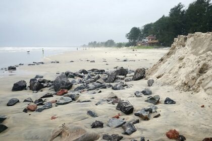 Stroll along the golden sand and turquoise waters of Sindhudurg district of Maharashtra.