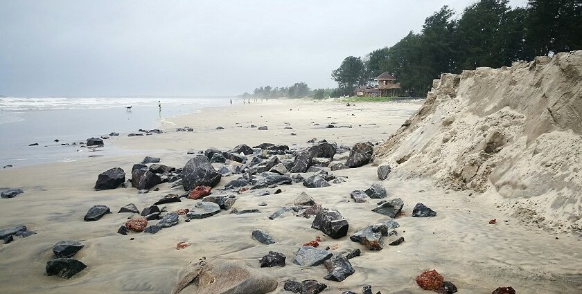 Stroll along the golden sand and turquoise waters of Sindhudurg district of Maharashtra.