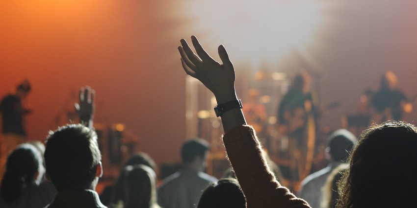 Party places in Phuket, Thailand offers live music and a relaxed vibe to enjoy with friends.