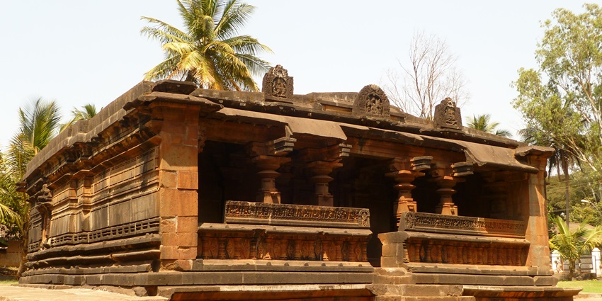 A picture of a historical ashram in Belgaum located in a forested area