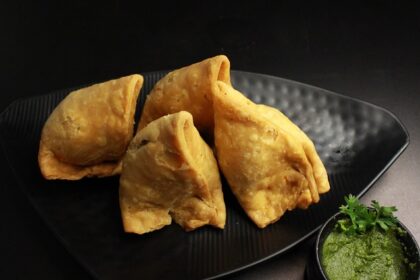 Samosas, one of the best food in Dadar.