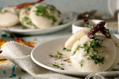 A plate of idli, the best food in Madurai offers diverse, flavorful South Indian cuisine