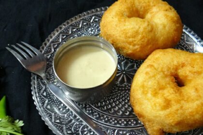 Medu vadas, served with coconut chutney, one of the best food in Nellore for breakfast