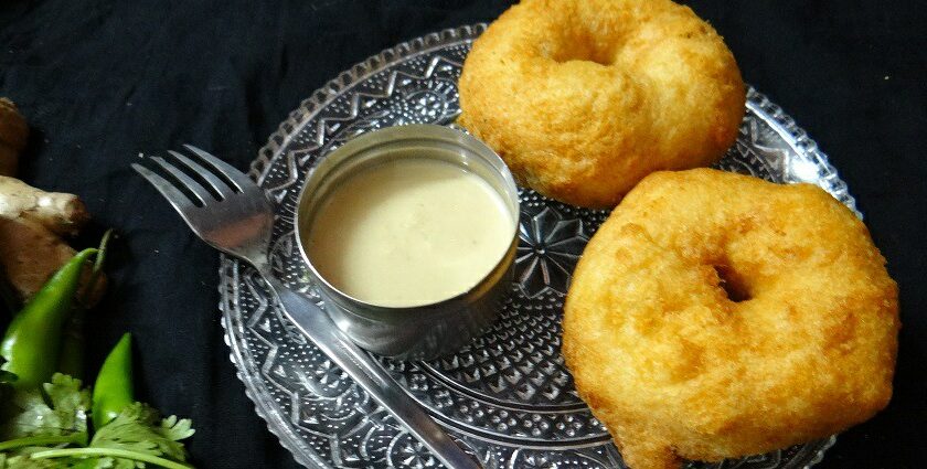 Medu vadas, served with coconut chutney, one of the best food in Nellore for breakfast