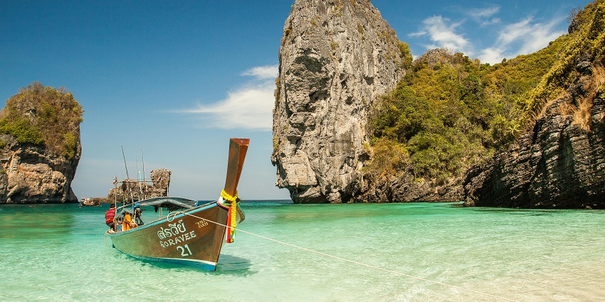 Image of Balangan Beach during the dry season, ideal for surfing and outdoor activities.
