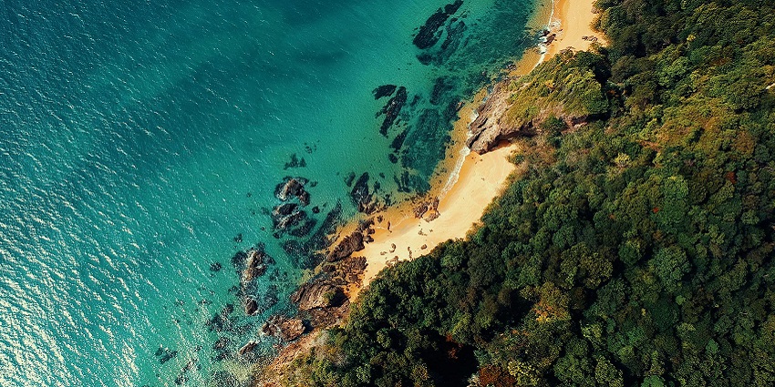 An image depicting the scenic beauty of Sulawesi Island during the dry season, highlighting ideal travel conditions.
