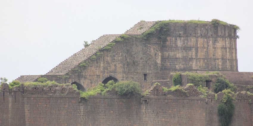 Best time to visit Sarjekot Fort Maharashtra is during winter for some stunning views.