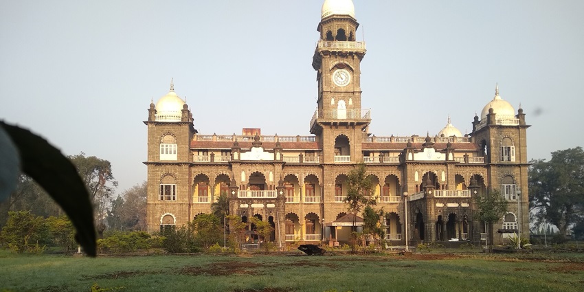 The ideal time to visit Gaganbawda Fort is between October and March
