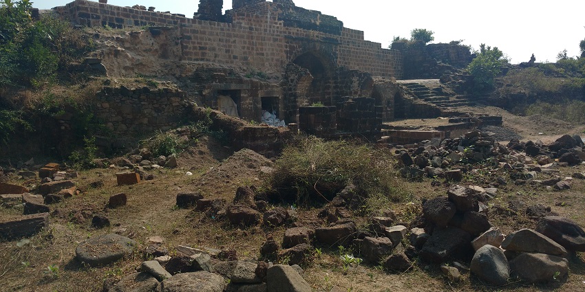 The best time to visit Vairagad Fort in Maharashtra is between October and March.