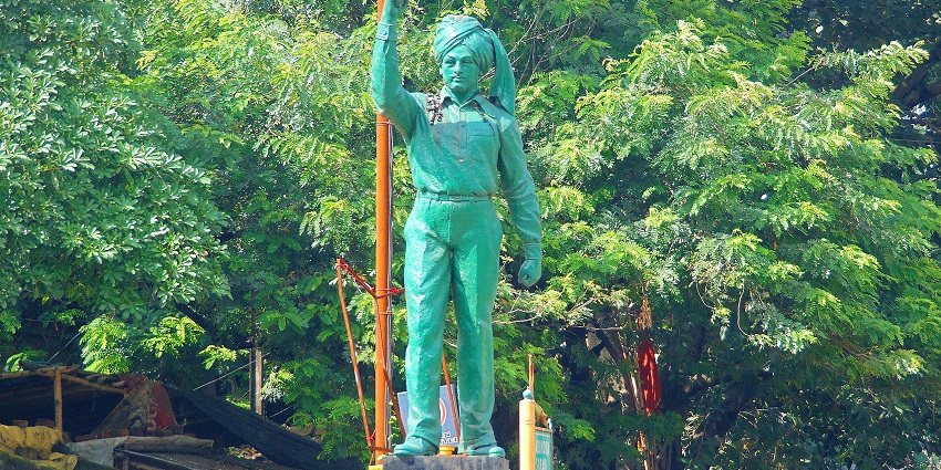 A picture of a statue of Bhagat Singh at a crossroad in Punjab