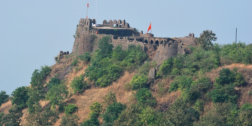 The best time to visit this fort in Maharashtra is from October to March.