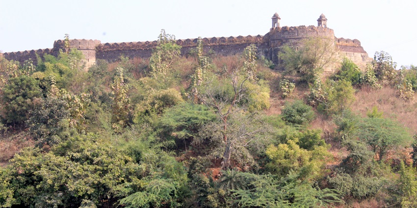 The ideal time to visit Pauni Fort Maharashtra is during the winter and post-monsoon seasons.