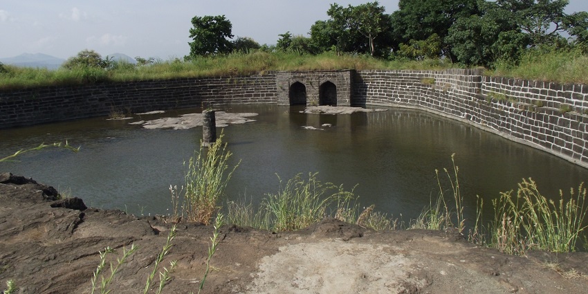 An image of a small lake found near the the fort, a popular fort in Maharashtra