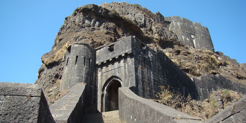 The best time to visit Ballarpur Fort Maharashtra is from November to February.