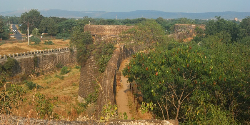 The best time to visit Kharda Fort in Maharashtra is from November to February.