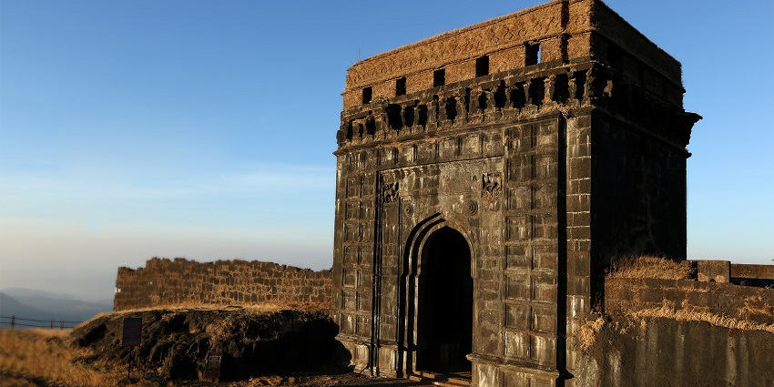 Achala Fort is best explored during the winter months for a pleasant trip.