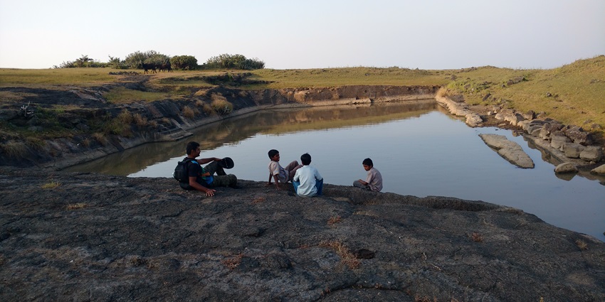 The best time to visit Indrai Fort is from November to February to watch the scenic views