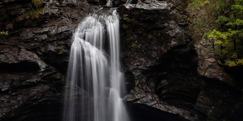 A peaceful shot of the flowing water at Kumbakarai Waterfalls for travellers