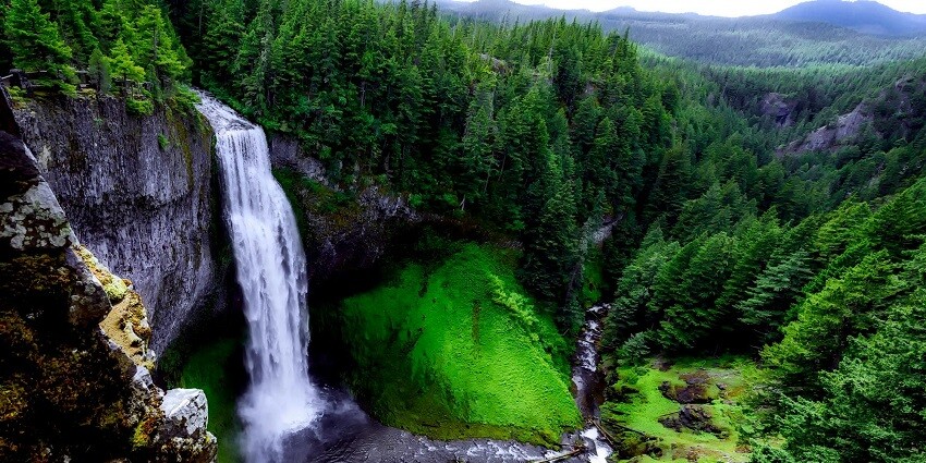 The best time to visit Puliyancholai Waterfalls is during the months of June to October