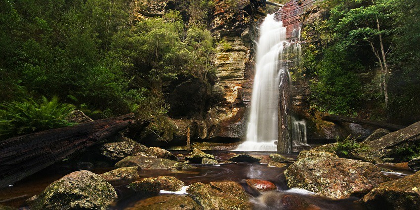 Snapshot of the scenic falls and its majestic surroundings around the fall.