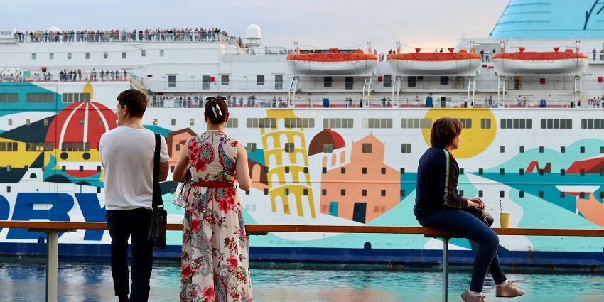 The best time to enjoy a cruise party in Kolkata is from October to March.