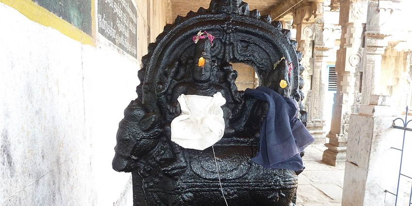 An idol of Nandi and Lord Shiva in Uthirakosamangai Temple