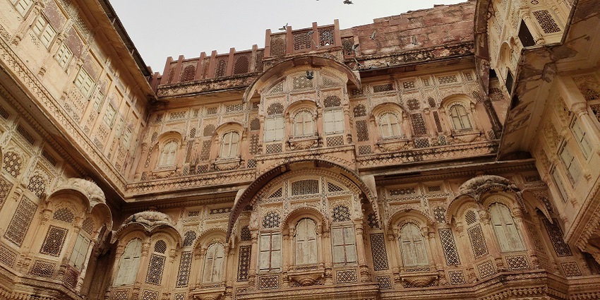The best time to visit the fort from October to February for pleasant trekking