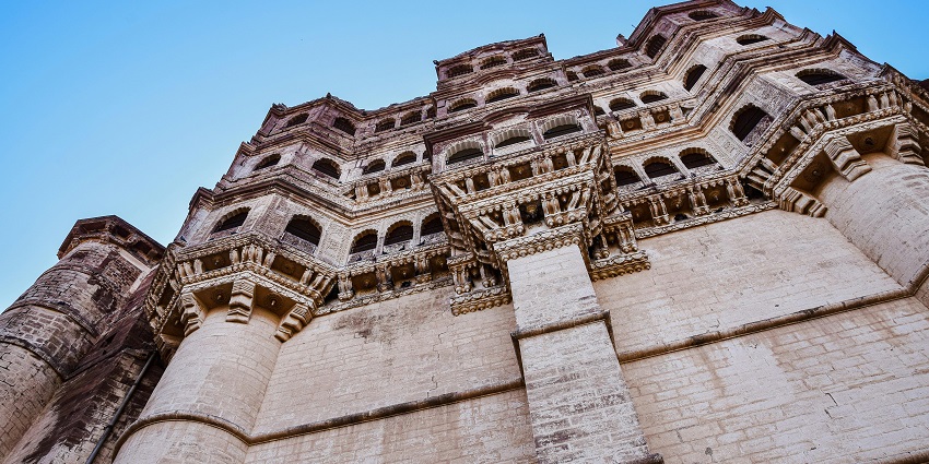 Imposing fortress standing tall on a rocky hill, echoing the grandeur of Hasdar Fort.