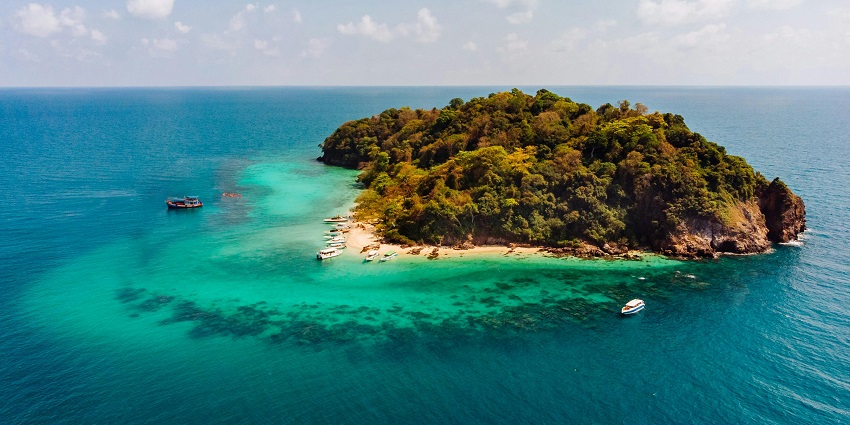 An image capturing the dry season on Weh Island, showcasing its beautiful weather.