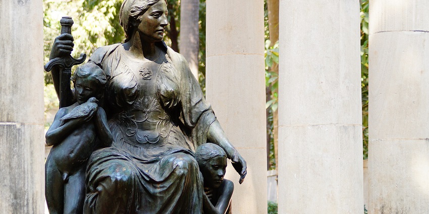 View inside the zoo of a sculpture, one of the ideal spots to relax for nature lovers