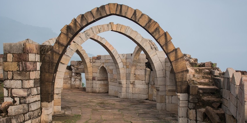 Visit this fort during the winter season from October to February as the weather is ideal for trekking