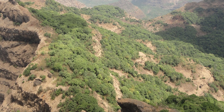 A picture of the Bhairavgad Fort trek, ideal for adventurous trekking in Maharashtra