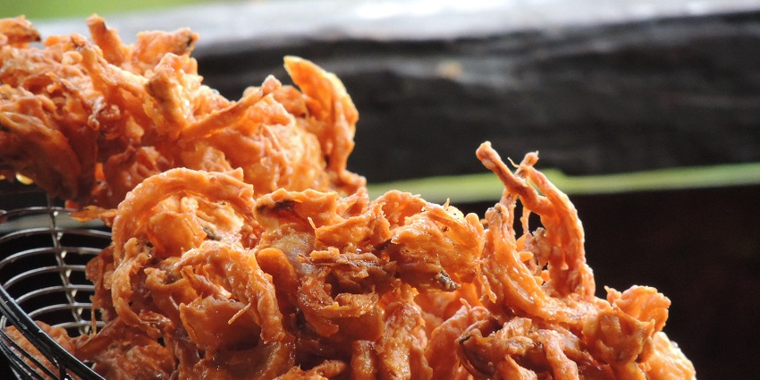 Relish crispy bhaji with steaming Chai, a must-try in Mahabaleshwar for food lovers