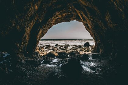 An Image of a huge cave similar to the Bhamchandra Cave in Pune, Maharashtra