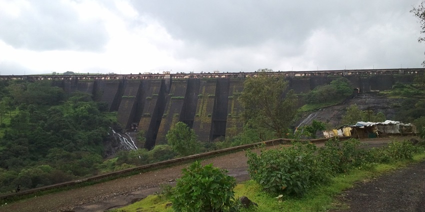 An image of Arthur Lake in Bhandardara–one of the best places to visit near Nashik in Monsoon.