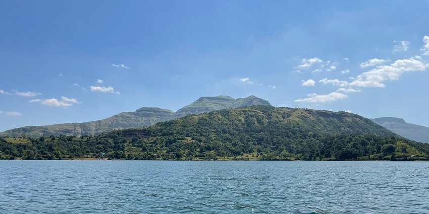 An image of a lake in Bhandardara, one of the places to visit for couples near Mumbai.