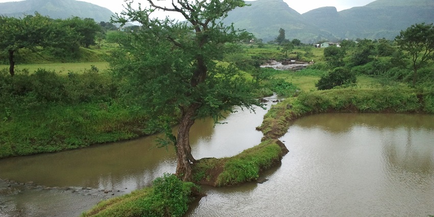 A picture showing Bhandardara's stunning landscapes, a one of places to see near Pune in summer for nature lovers.