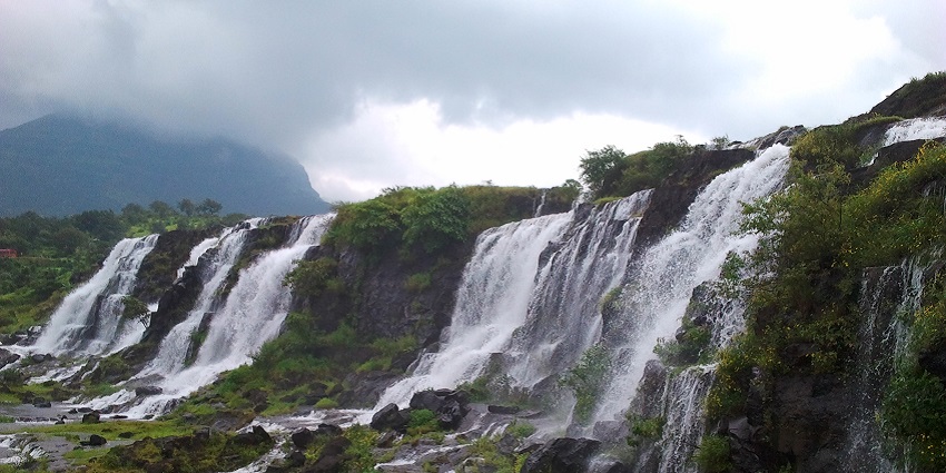 A picture of Bhandardara’s serene waterfall and lush greenery, a popular destination.
