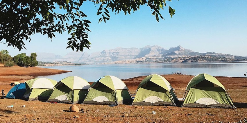 Bhandardara camps with a pristine view of Arthur Lake and the Sahyadri mountain ranges.