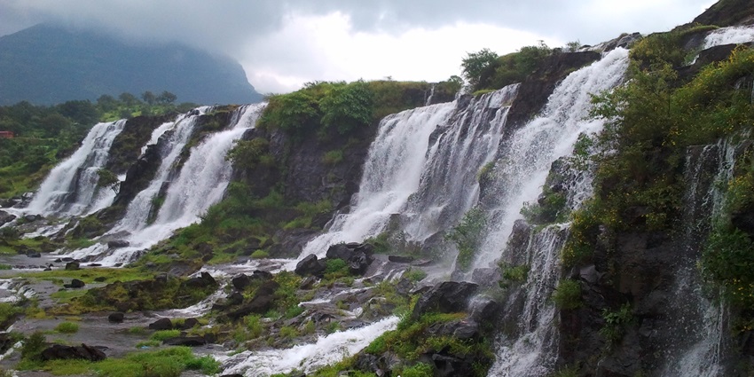 Picturesque views of the hills of Bhandardara, one of the places to visit in Maharashtra in October.