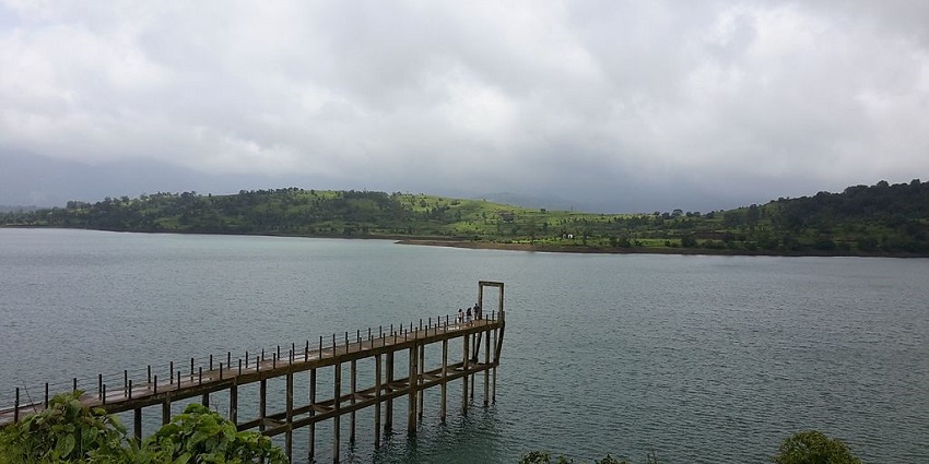 The picturesque Bhandardara Dam is a great place to unwind and enjoy the outdoors.
