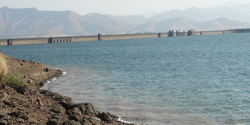 A distant view from the shore of the marvellous Bhatgarh Dam made up on Velvandi River
Viewers of this file can see comments and suggestions